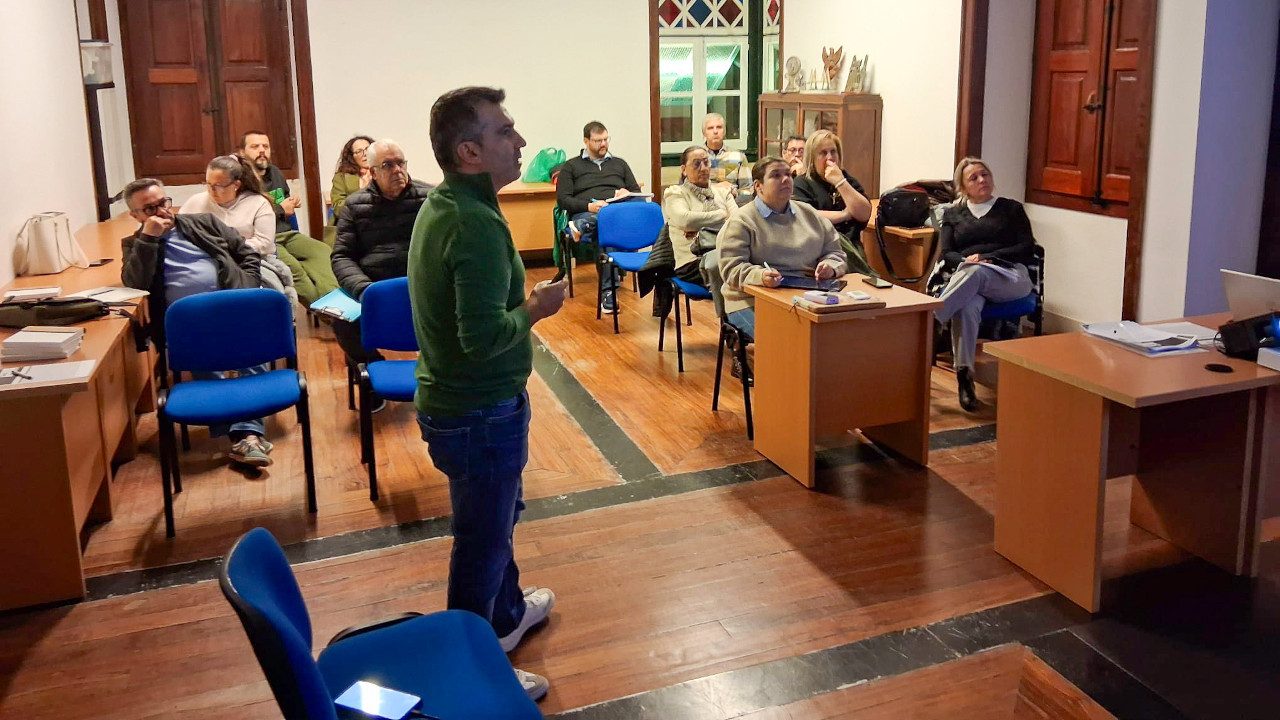 Executivo da Junta de Freguesia de Sarilhos Grandes participa em formação especializada em gestão autárquica